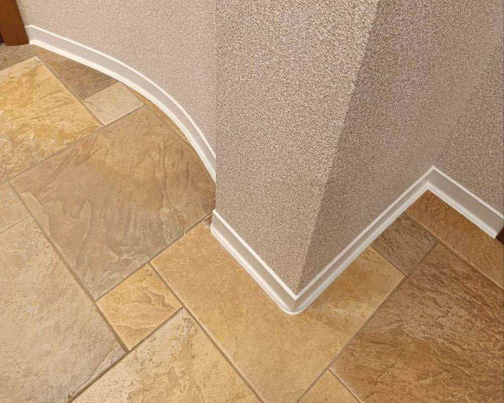 Плинтус ХДФ Dollken S100 100 мм х 2,575м 1248 Бело-серый