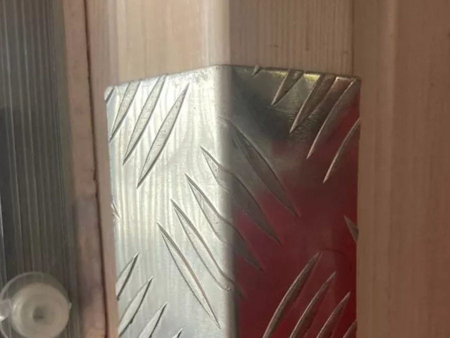 Угол рифлёный алюминиевый Укв 02.2000.500 60х30 мм