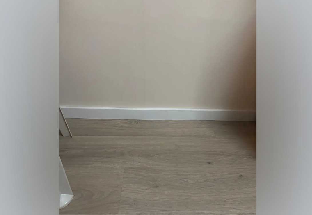 Плинтус МДФ Лука Пл 100-1МДФ.2700.Point line 24040 Дуб кантри белый