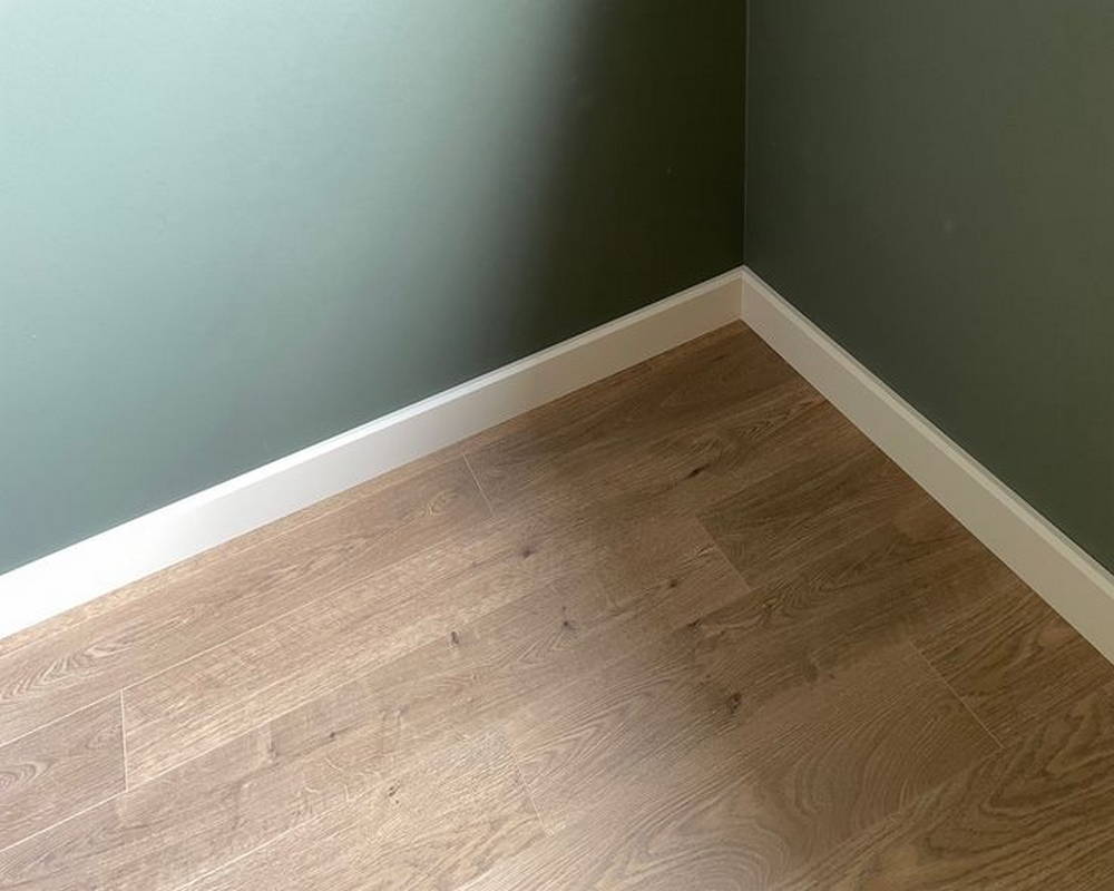 Плинтус из полистирола высокой плотности Волшебная Палочка 80*15*2000. MSPOL 101 Белый под покраску