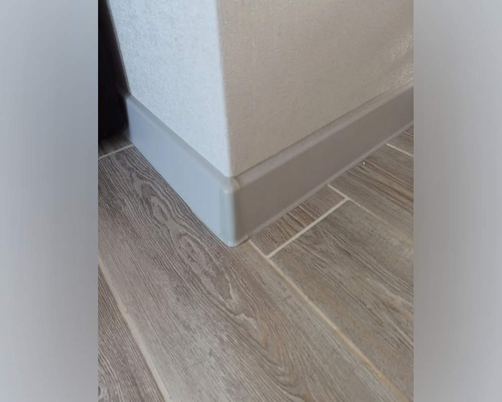 Плинтус ПВХ MAGIC STIСK 77мм 2,2 м MS16 Алюминий