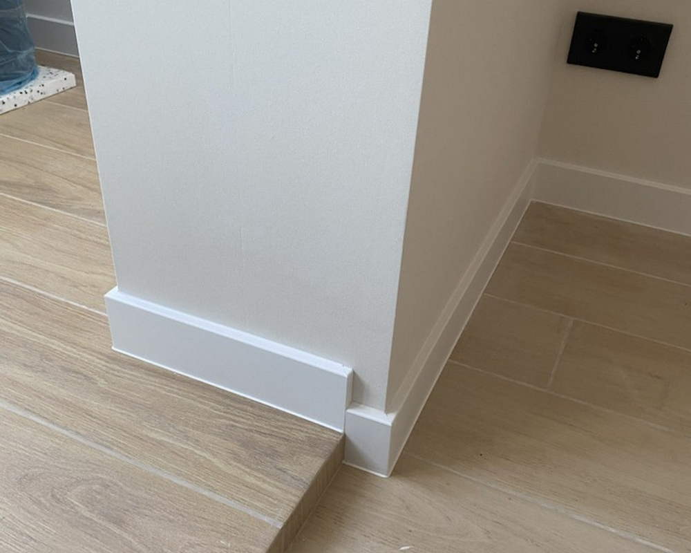 Плинтус ХДФ Dollken Cubu Flex Life 80мм х 2,5 м 1005 Белый RAL 9003