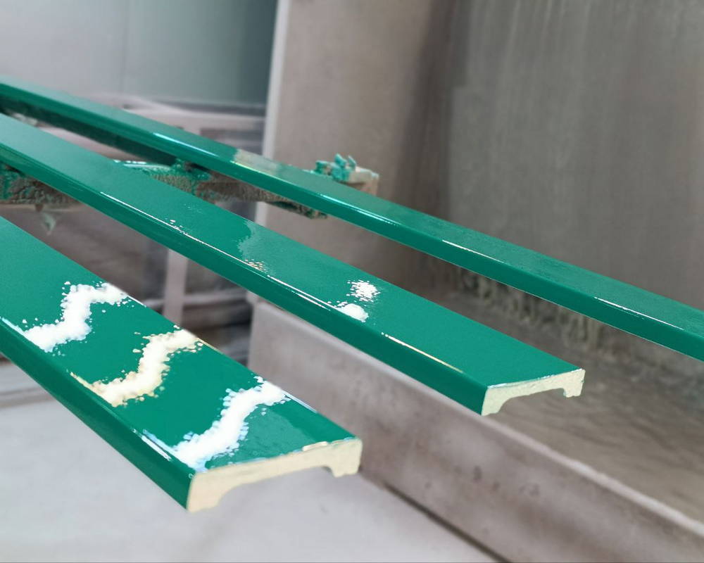 Плинтус ПОЛИСТИРОЛ HI WOOD W40V1 40мм х 10мм х 2,0м. Окраска включена в стоимость