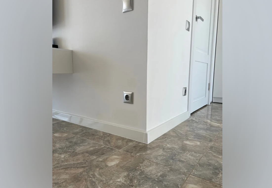 Плинтус ПВХ Cezar матовый с мягким краем HI-LINE PRESTIGE 335 Травертин хель