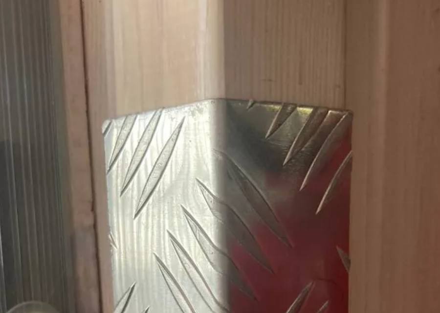 Угол рифлёный алюминиевый Укв 03.2000.500 25х25 мм