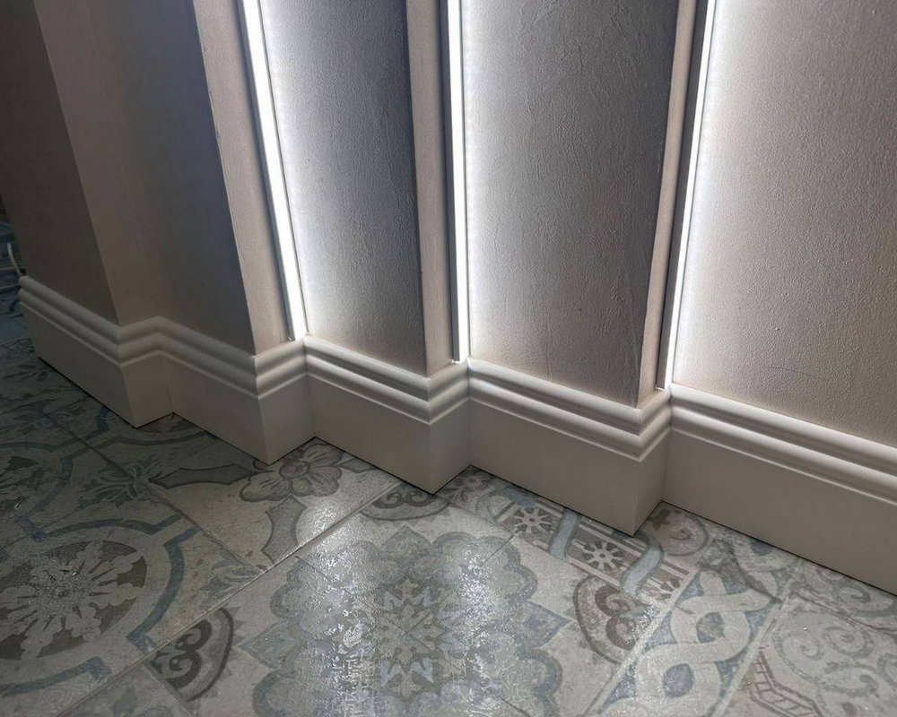 Плинтус из полистирола высокой плотности NMC Wallstyl FO2 Белый