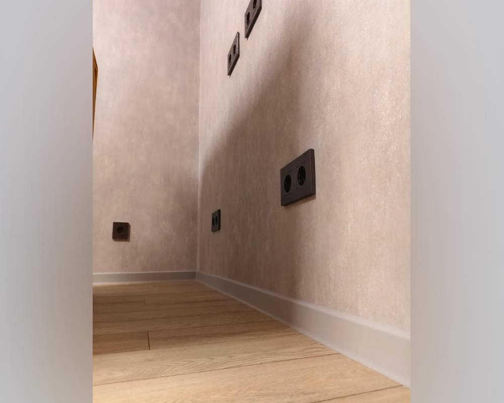 Плинтус ПВХ Cezar матовый с мягким краем HI-LINE PRESTIGE 256 Готический