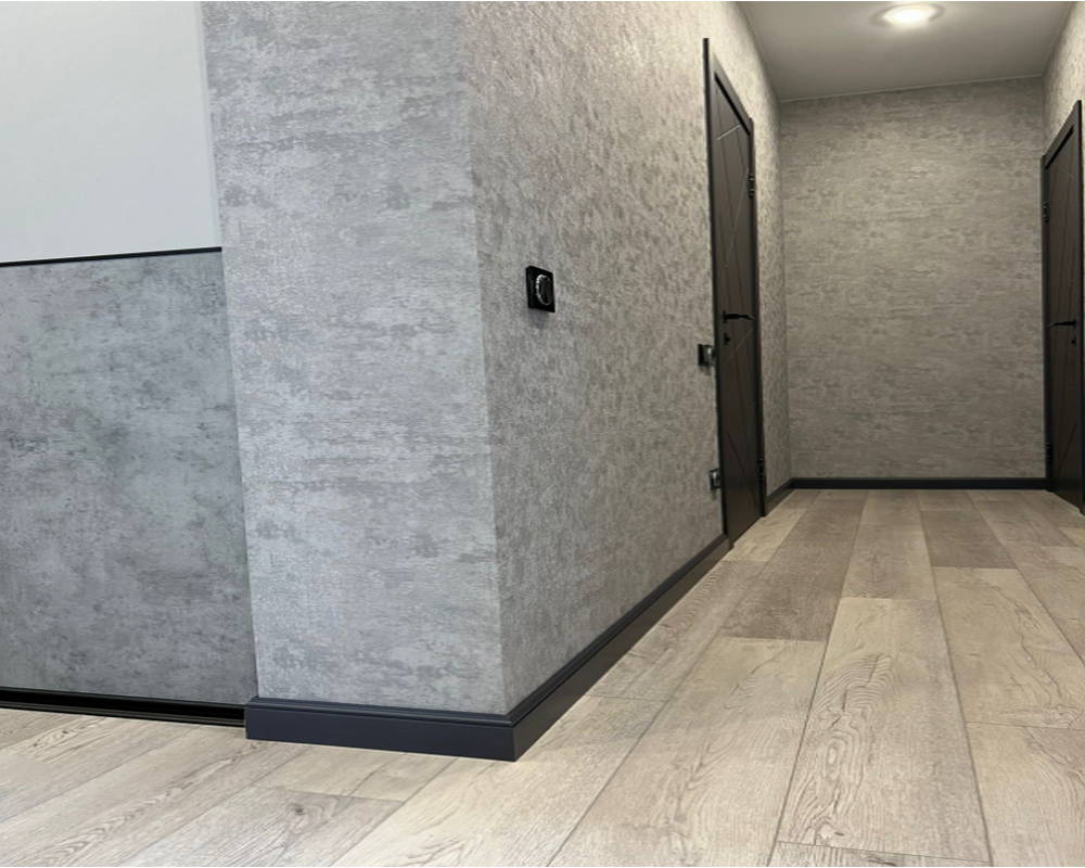 Плинтус из полистирола высокой плотности HI WOOD B100C 100мм х 13мм х 2,0м.