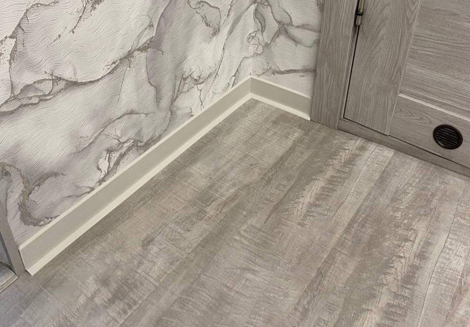 Плинтус ХДФ Dollken S100 100 мм х 2,575м 1248 Бело-серый