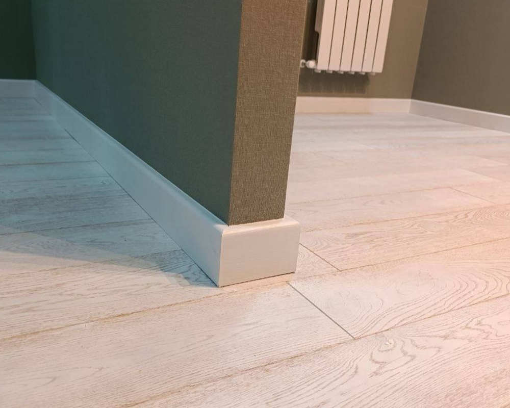 Плинтус МДФ Волшебная палочка 81мм 2,4м. В защитном грунте RAL 9003