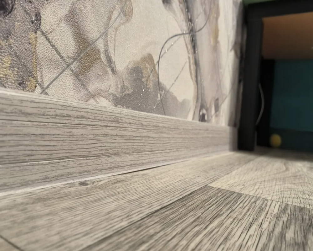 Плинтус ПВХ   MAGIC STIСK 77мм 2,2 м MS115 Орех европейский