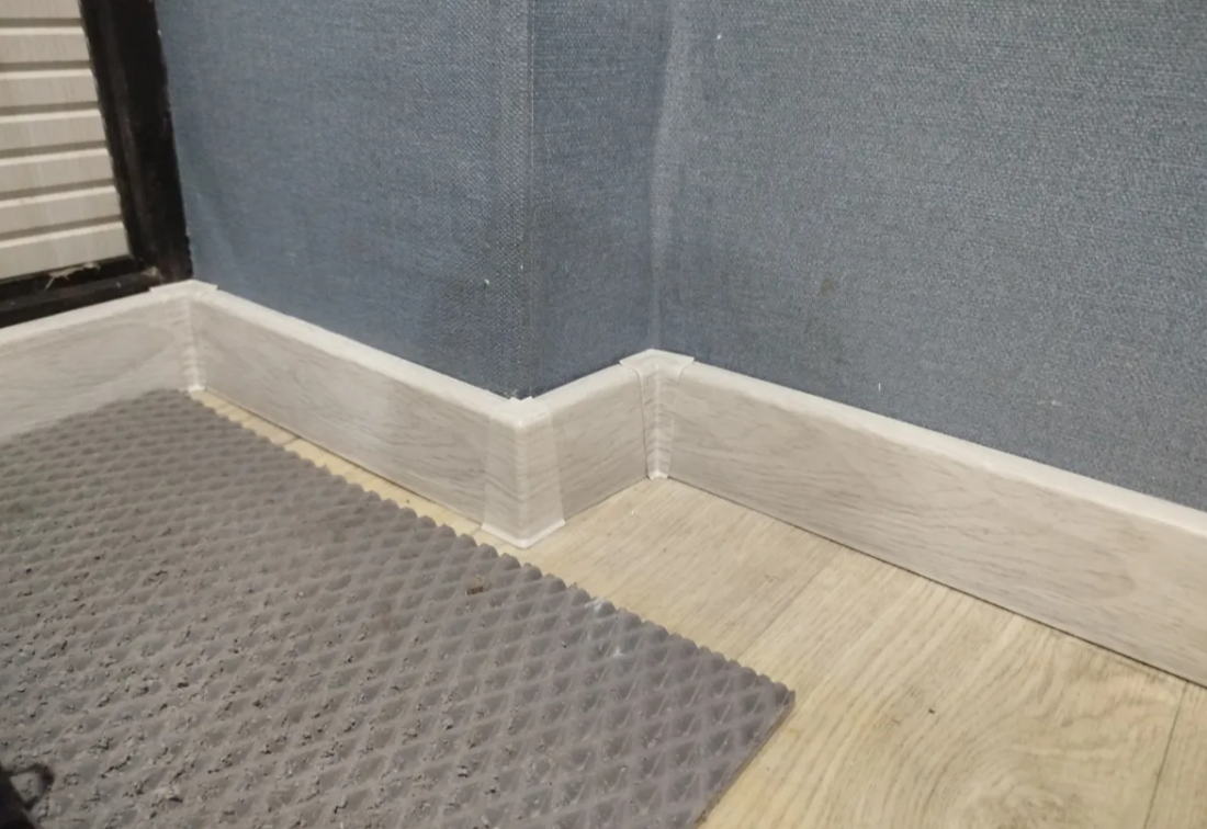 Плинтус ПВХ Cezar матовый с мягким краем HI-LINE PRESTIGE 335 Травертин хель