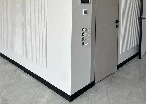 Плинтус алюминиевый Пл 80.2500.15к Черный