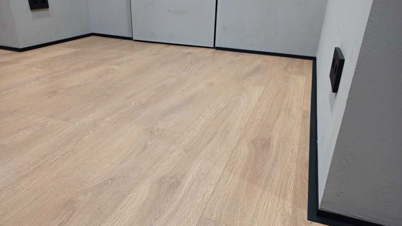 Микроплинтус MSAPL 02.2700.15 Черный