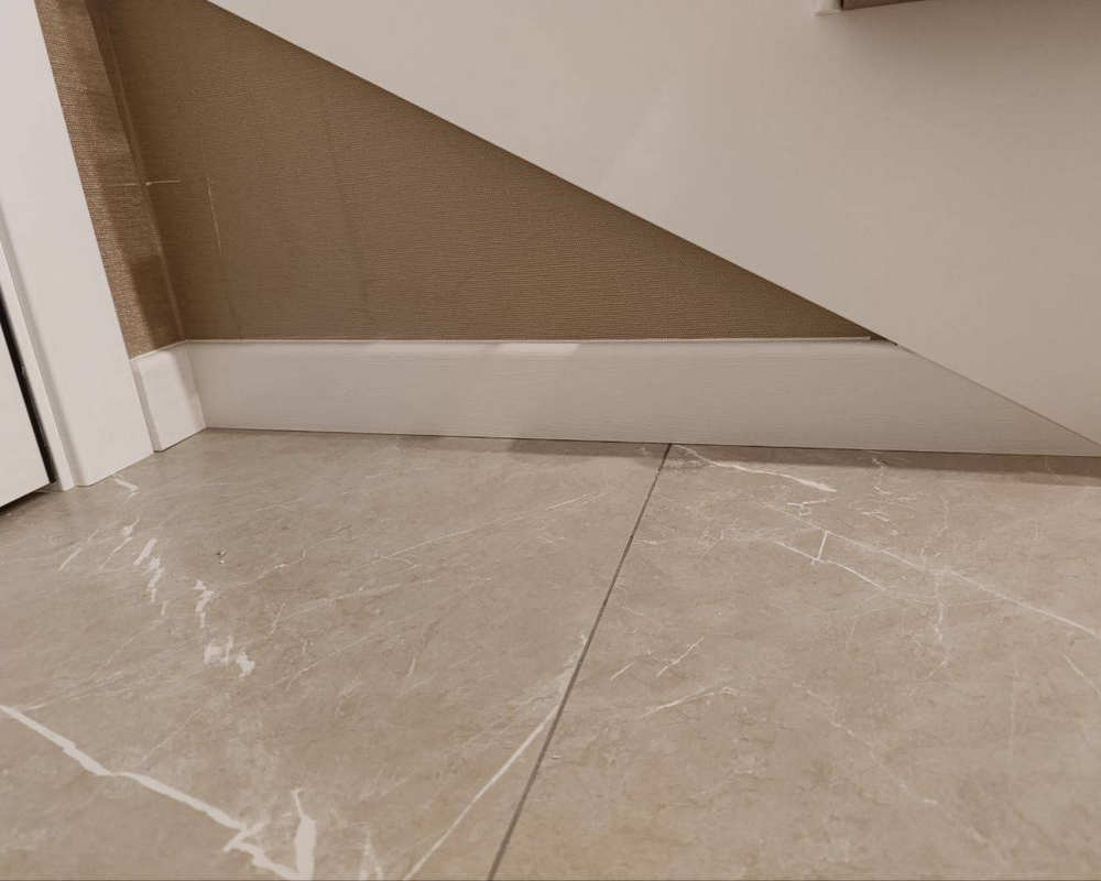 Плинтус МДФ Волшебная палочка 81402 81мм 2,4м.  Окрашенная. RAL 9003