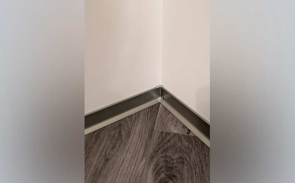 Плинтус алюминиевый Волшебная Палочка 40мм 3,0м Шампань матовая