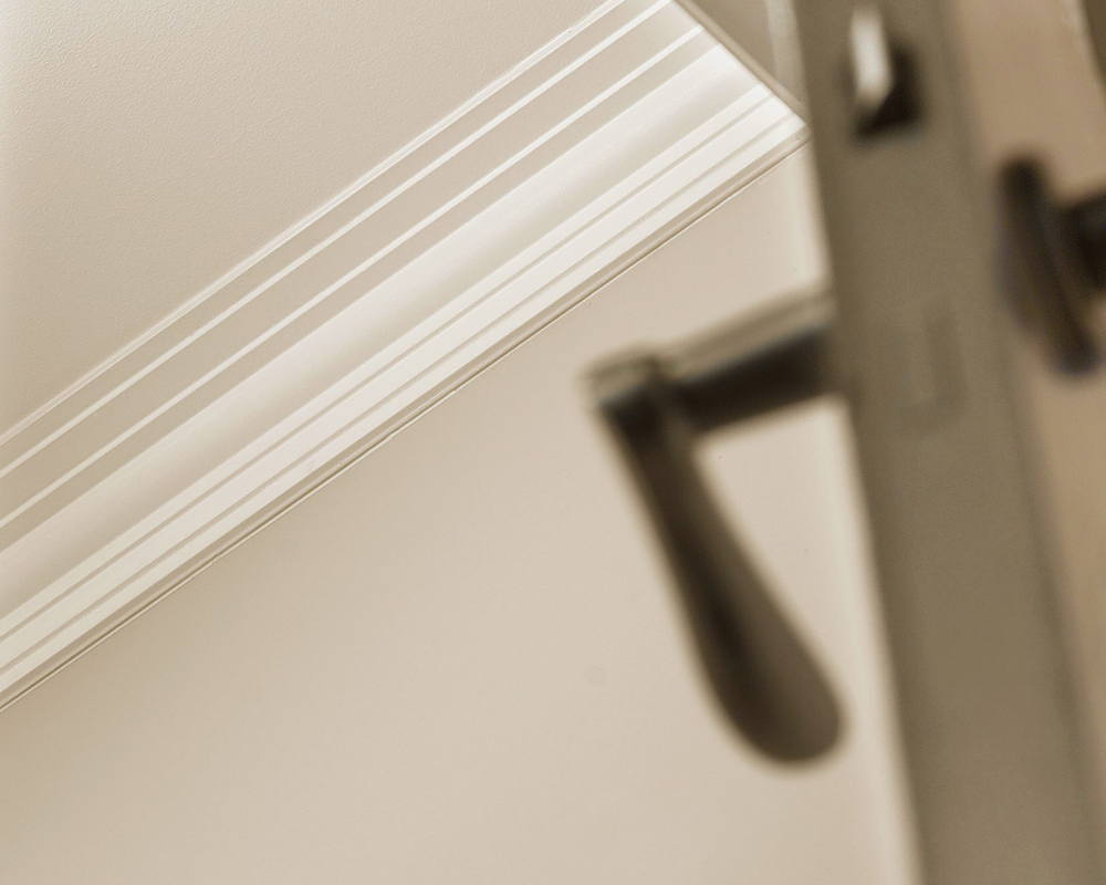 Карниз потолочный из полистирола высокой плотности NMC WT2 75*90*2000. Окраска включена в стоимость