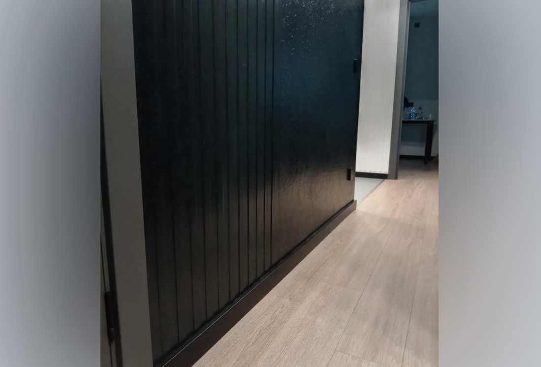 Плинтус МДФ Волшебная палочка 81402 81мм 2,4м.  Окрашенная. RAL 9005