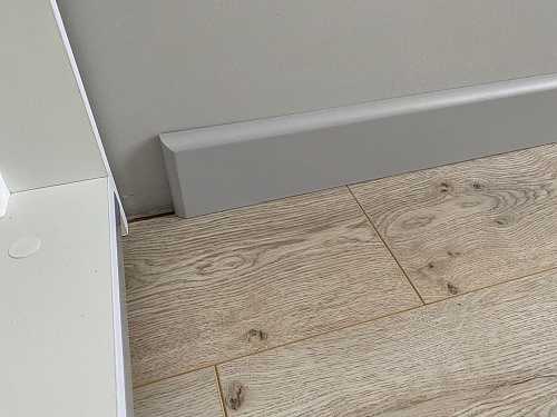 Плинтус МДФ Волшебная палочка 81402 81мм 2,4м. Окрашенная. NCS 2010Y40R