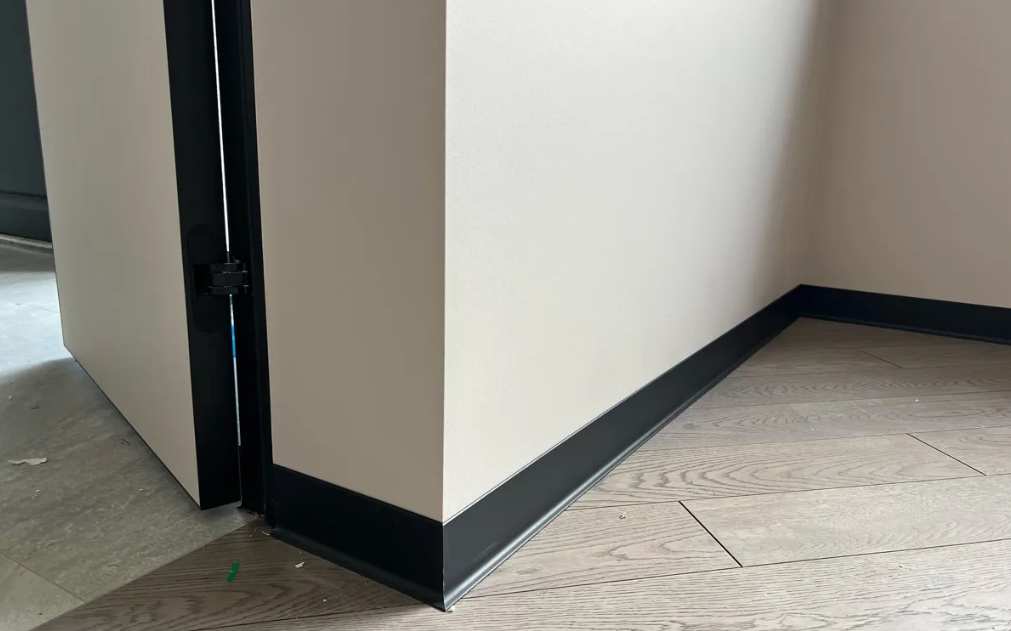 Алюминиевый плинтус AKBD60-SBL 2,5м Муар черный