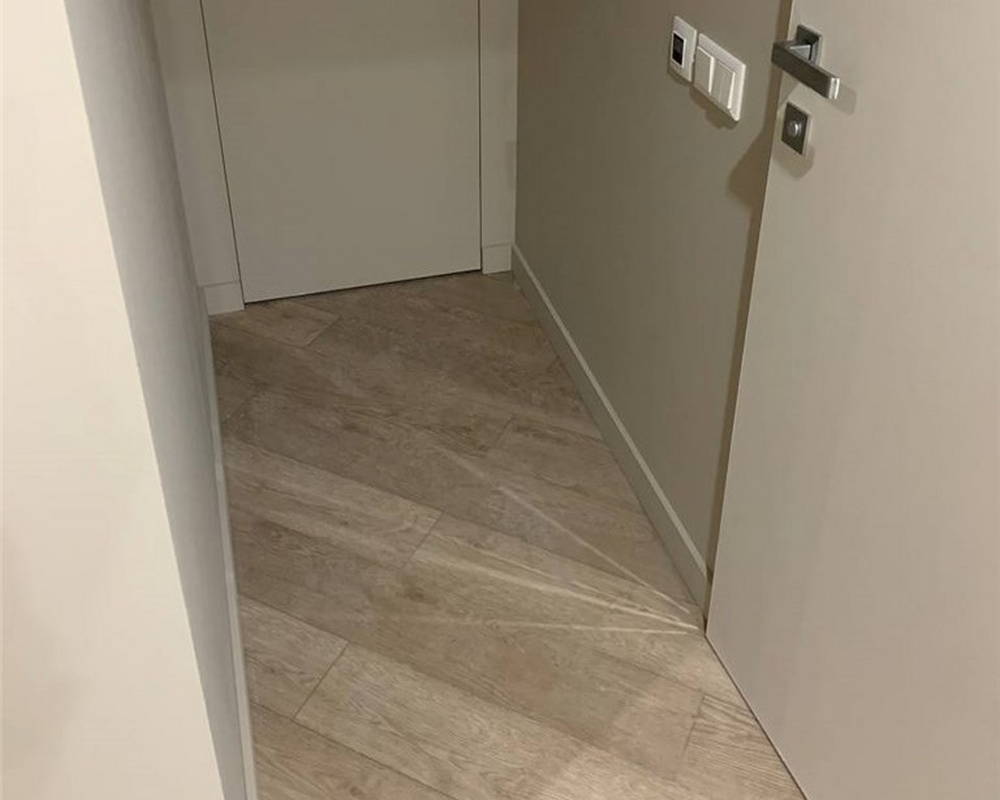 Плинтус из полистирола высокой плотности Волшебная Палочка. Окрашенная. 80мм 2м. NCS 4005-Y20R