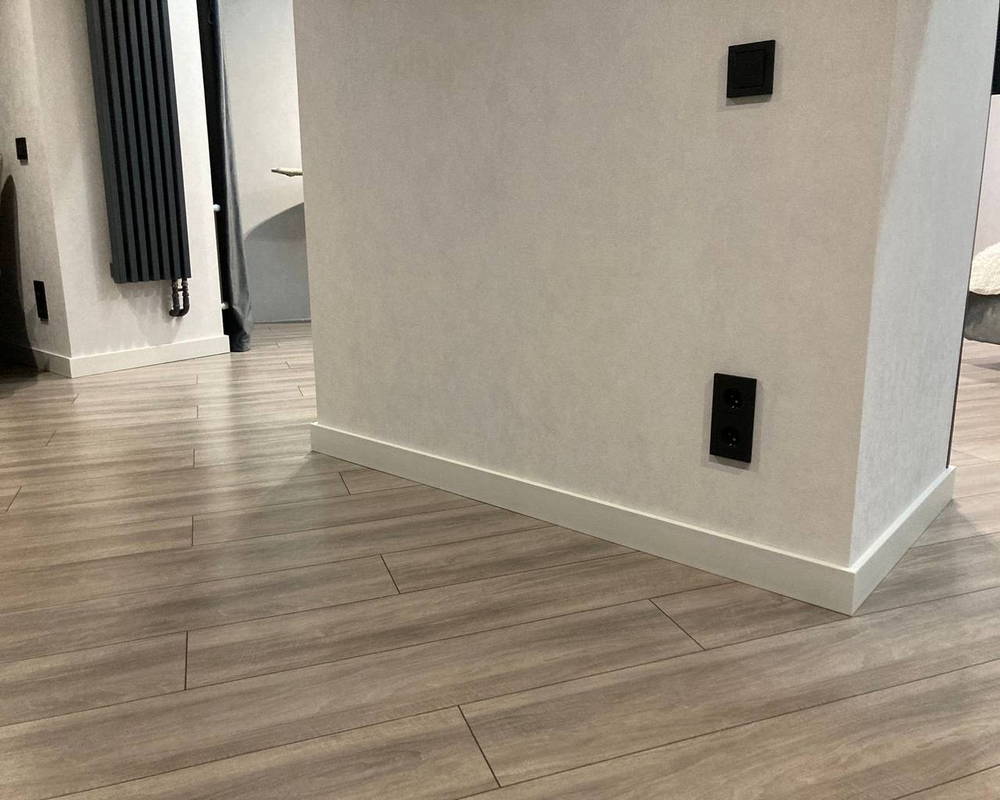 Плинтус из полистирола высокой плотности Волшебная Палочка. Окрашенная. 80мм 2м. RAL 7036