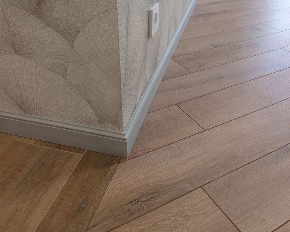 Плинтус из полистирола высокой плотности HI WOOD B100 98мм х 13мм х 2,0м.