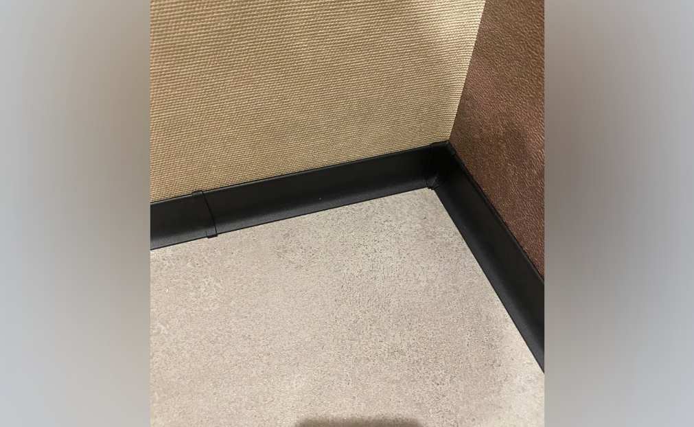 Алюминиевый плинтус AKBD40-SBL 2,5м Муар черный