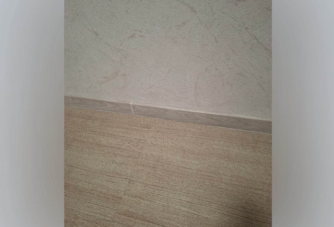 Плинтус ПВХ Cezar матовый с мягким краем HI-LINE PRESTIGE 335 Травертин хель