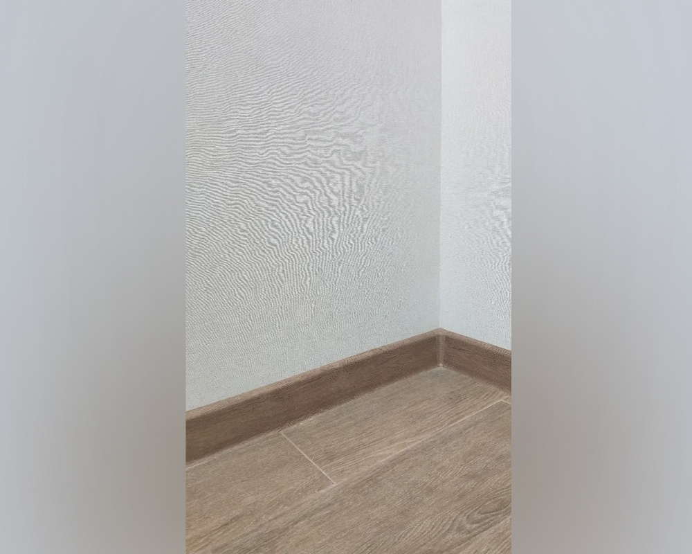 Плинтус ПВХ со съемной панелью Идеал Деконика 70 мм 212 Дуб светлый