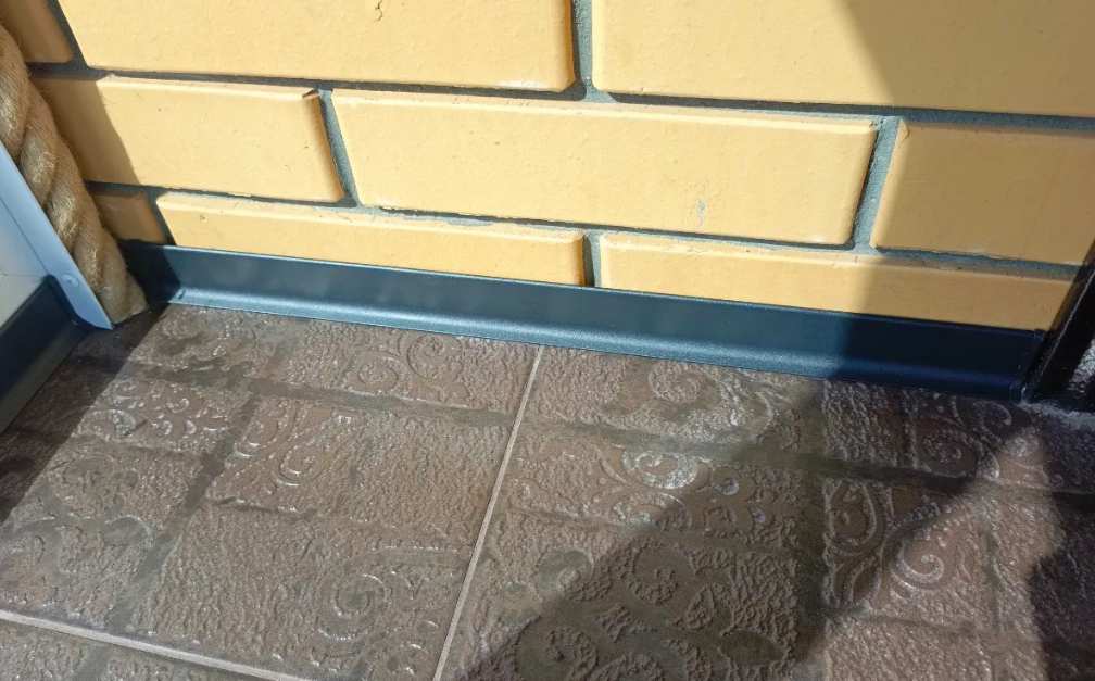 Алюминиевый плинтус AKBD40-SBL 2,5м Муар черный